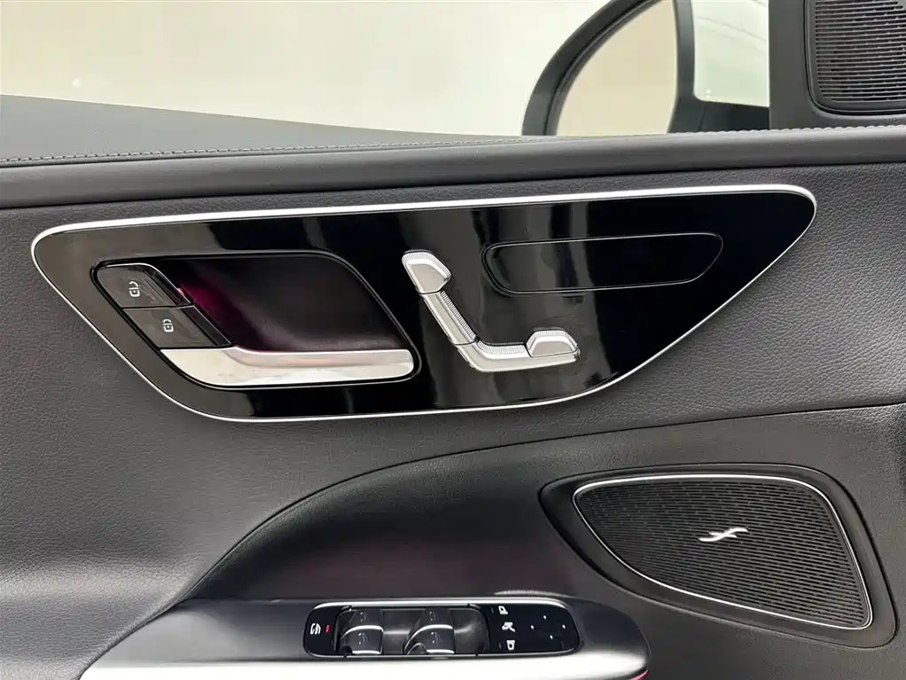 Mercedes-Benz C-Class 2025 — фото 15
