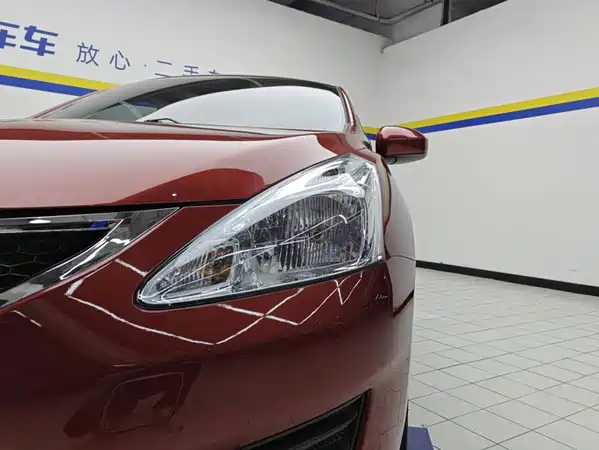 Nissan Tiida 2015