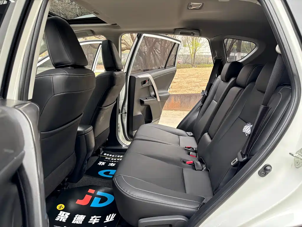Toyota RAV4 2018 — фото 18