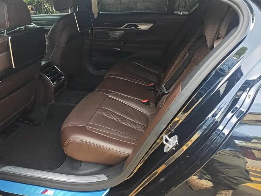 BMW 7 Series 2017 — фото 11