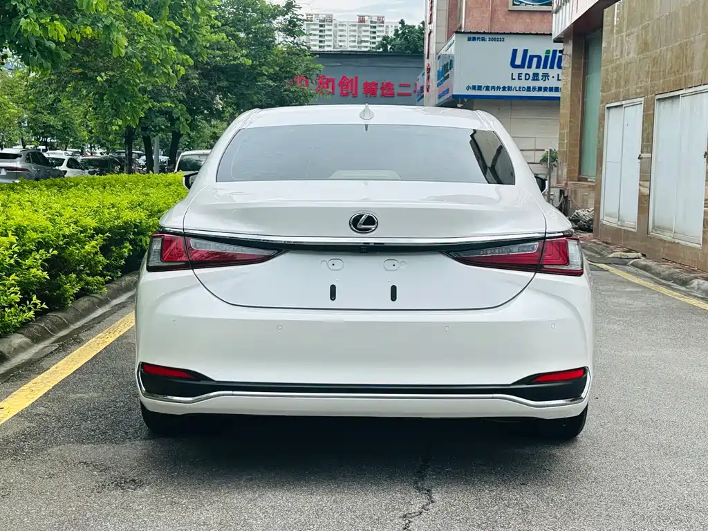 Lexus ES 2021