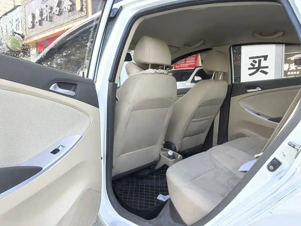 Hyundai Accent 2012 — фото 11