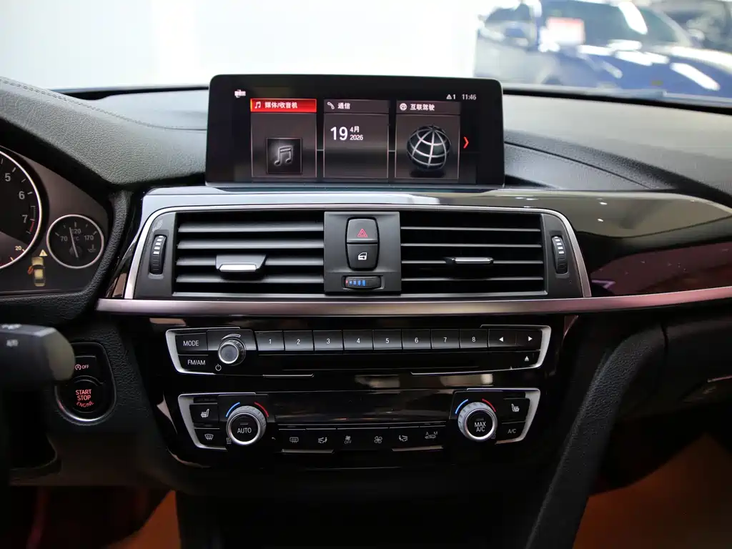 BMW 3 Series 2018 — фото 11