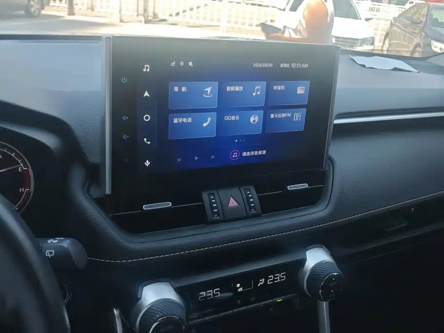 Toyota RAV4 2023 — фото 13