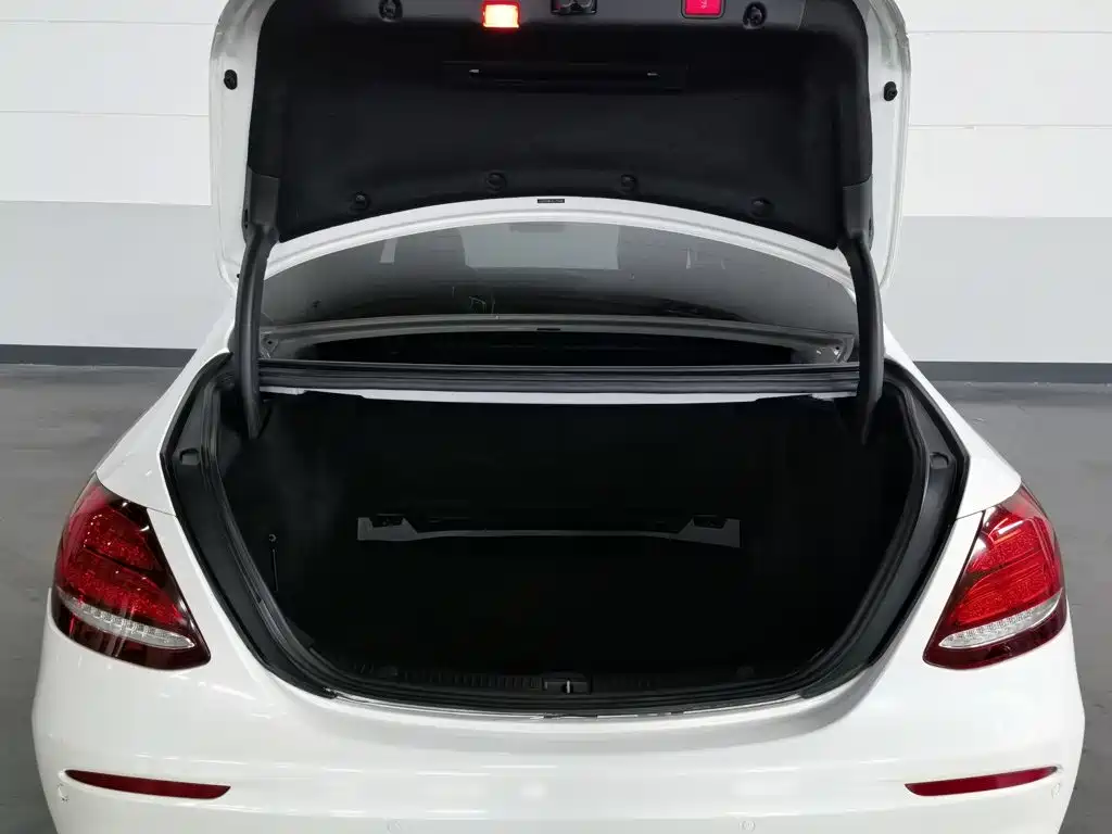Mercedes-Benz E-Class 2018 — фото 16