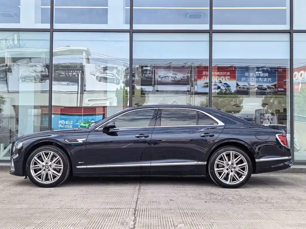 Bentley Flying Spur Plug-In Hybrid 2022 — фото 3