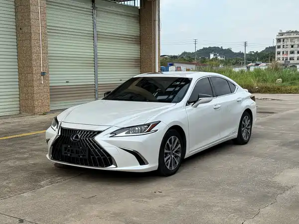 Lexus ES 2022