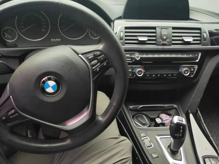BMW 3 Series 2018 — фото 12