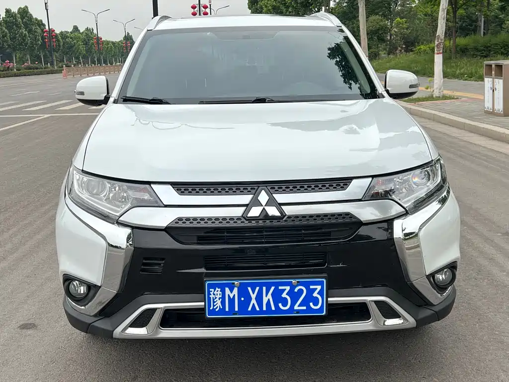Mitsubishi Outlander 2020 — фото 2
