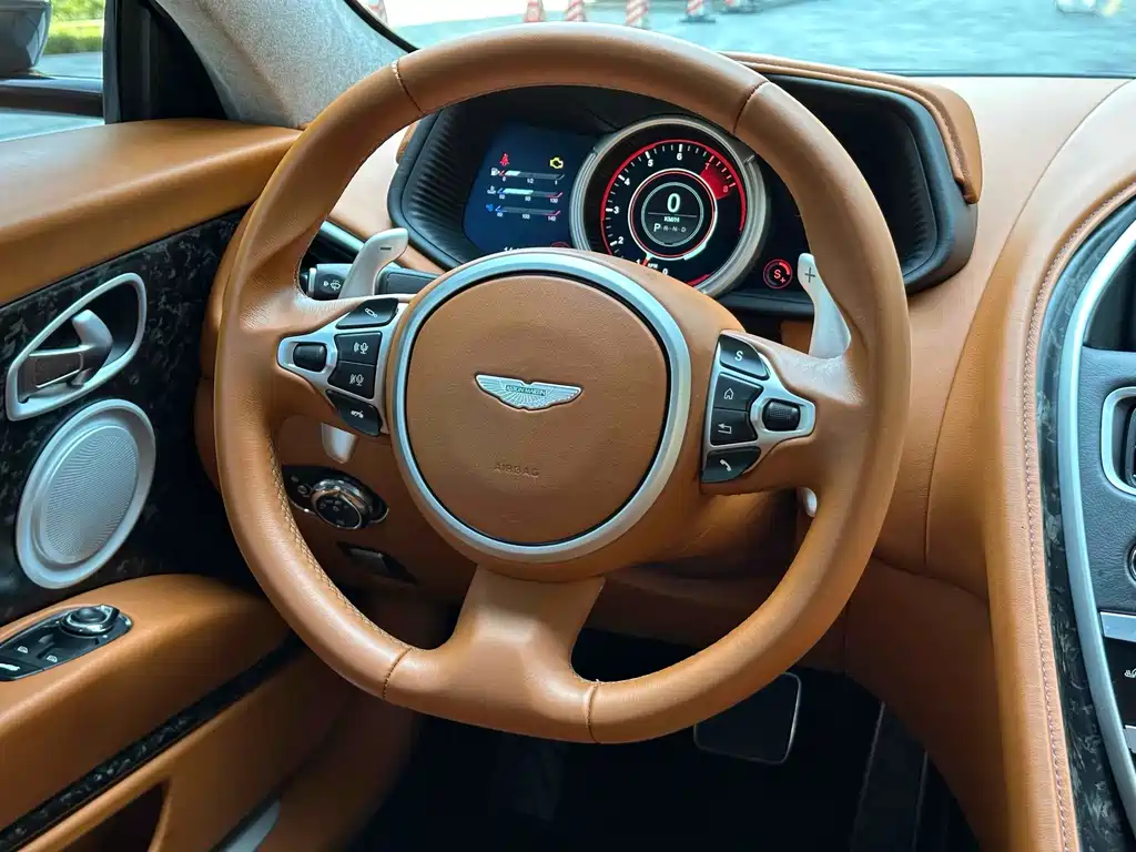 Aston Martin DB11 2018 — фото 17