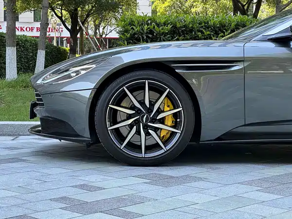 Aston Martin DB11 2018