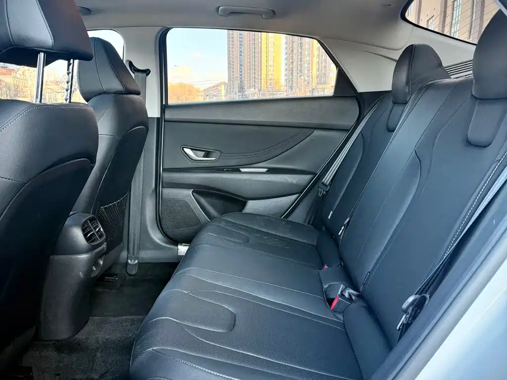 Hyundai Elantra 2023 — фото 11