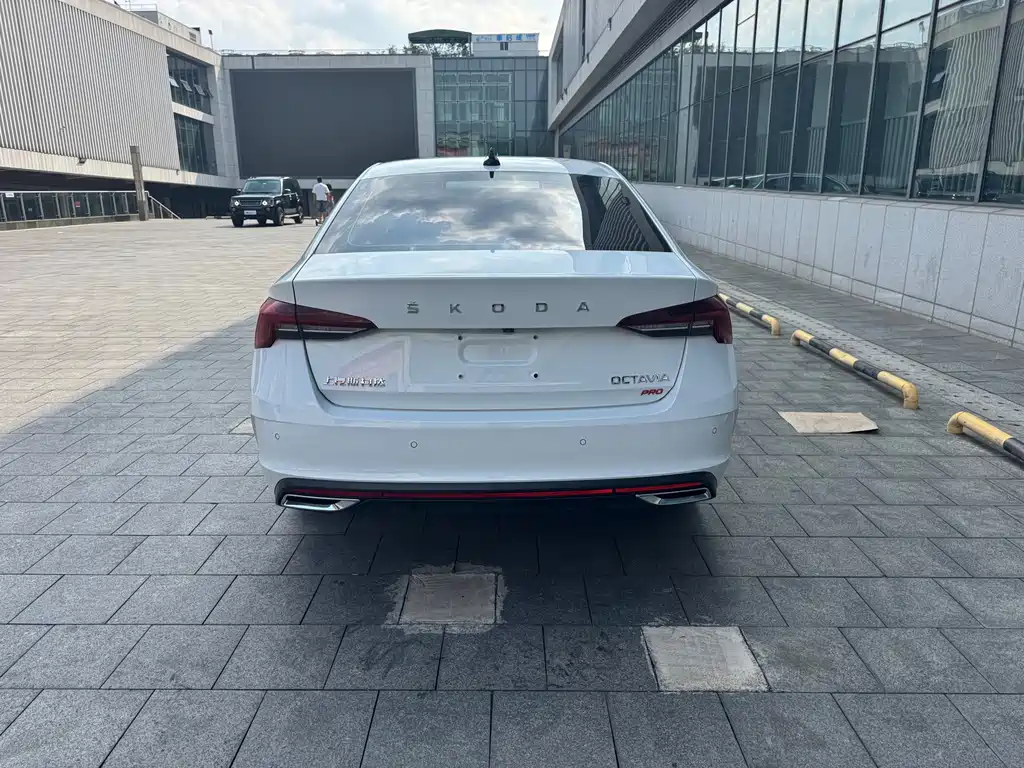 Skoda Octavia 2023 — фото 8