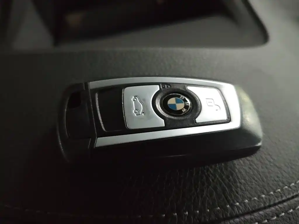 BMW 3 Series 2018 — фото 9