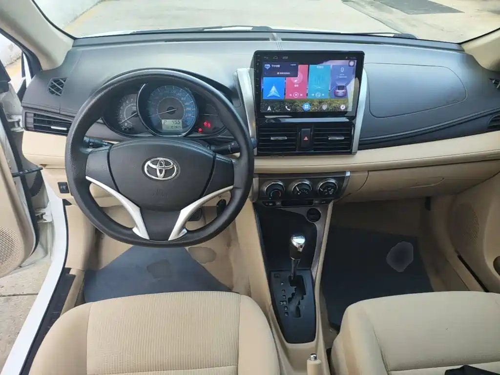 Toyota Yaris L 2015 — фото 10
