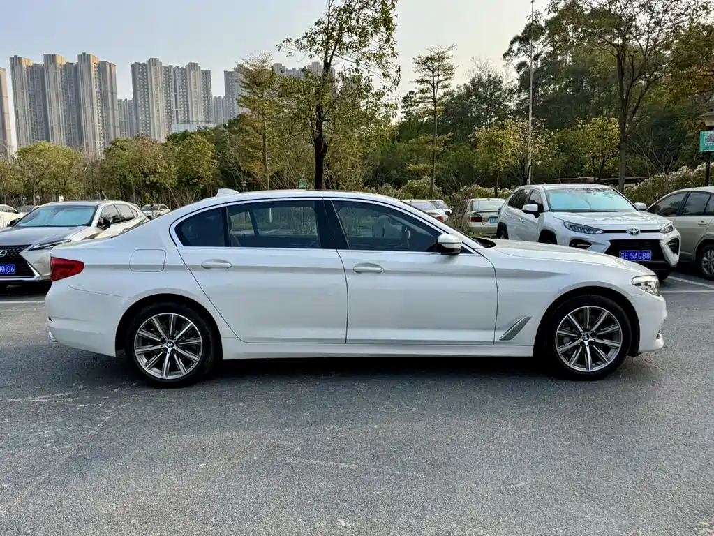 BMW 5 Series 2018 — фото 7