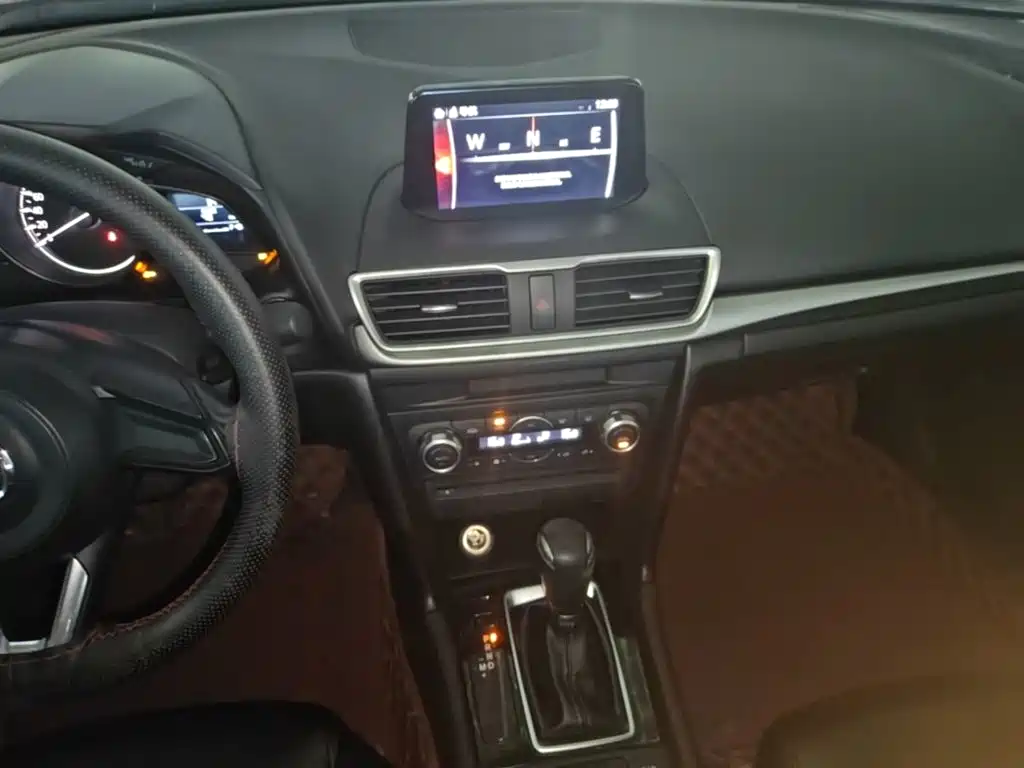 Mazda 3 Axela 2018 — фото 13