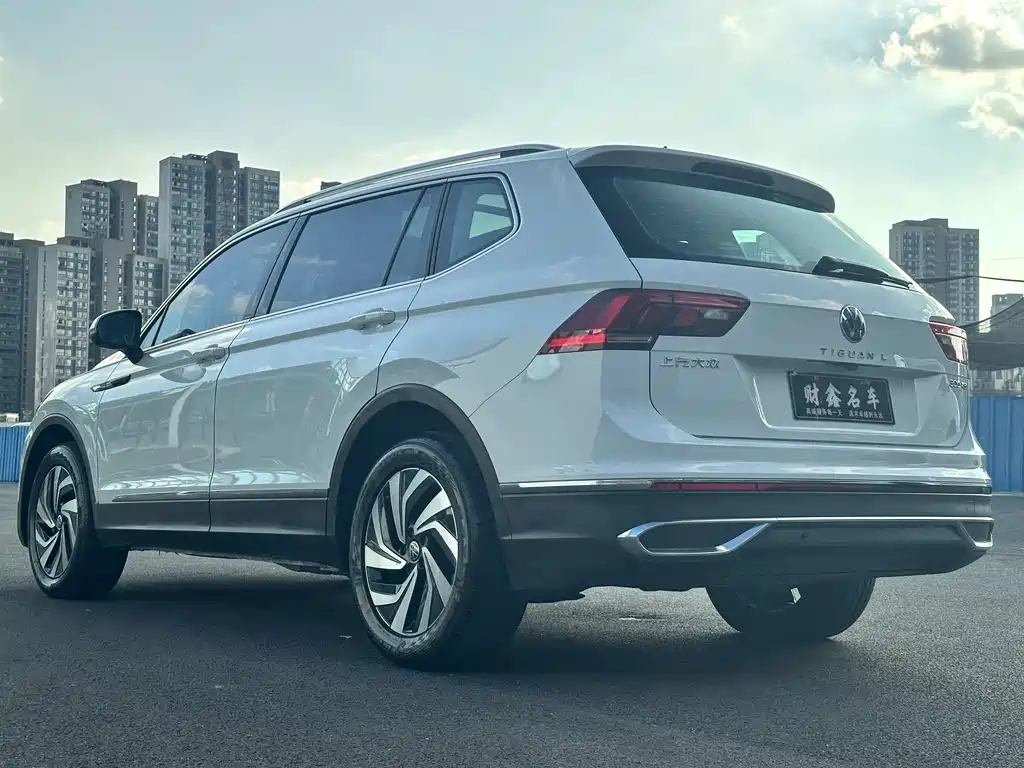 Volkswagen Tiguan L 2023 — фото 11