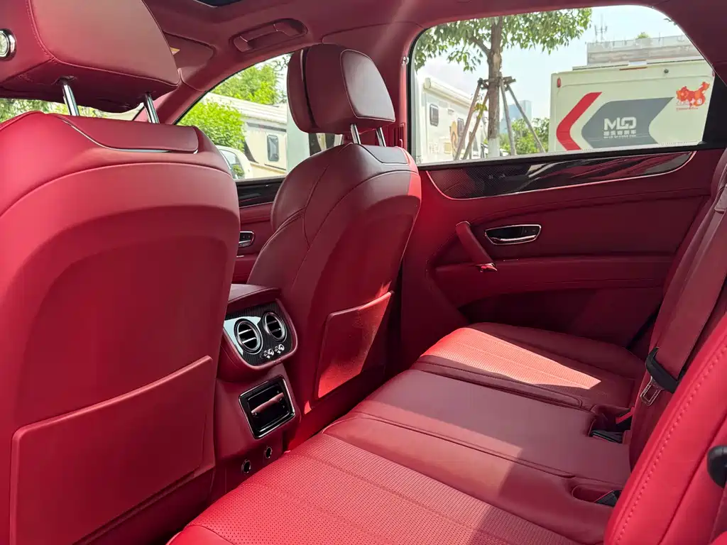 Bentley Bentayga 2018 — фото 13