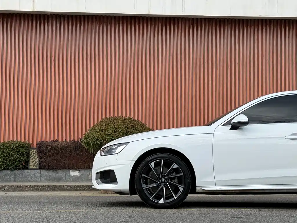 Audi A4L 2022 — фото 3