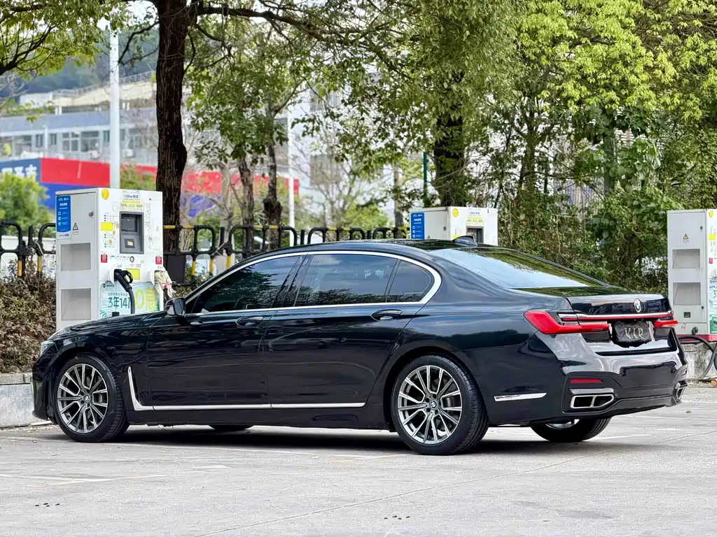 BMW 7 Series 2017 — фото 9