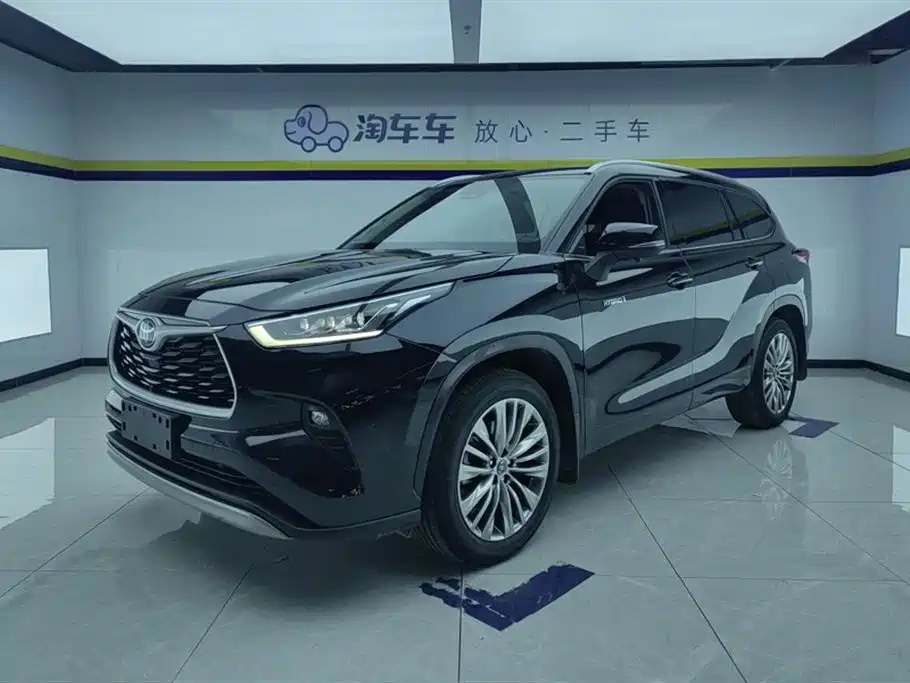 Toyota Highlander 2022 — фото 1