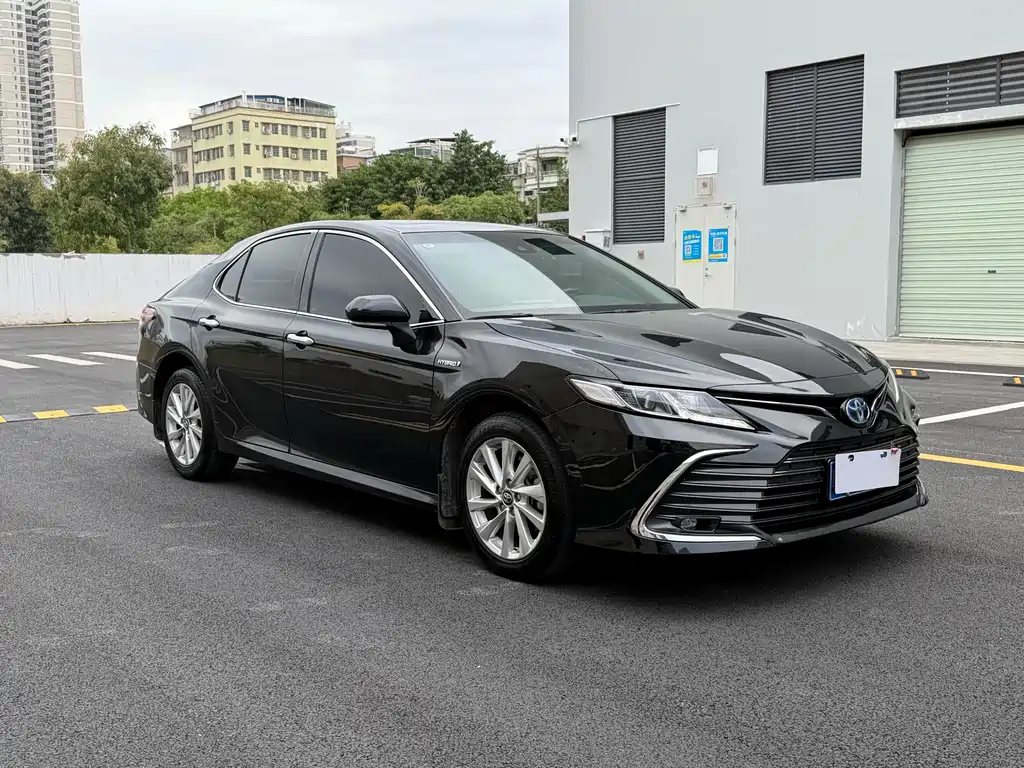 Toyota Camry 2023 — фото 3