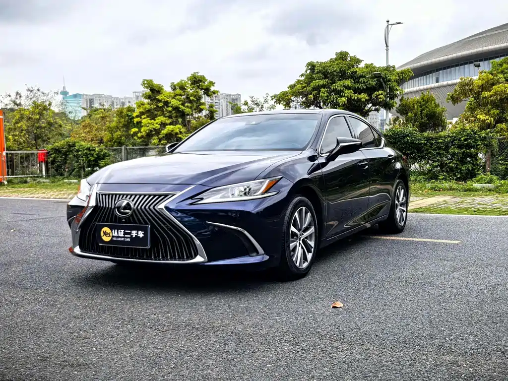 Lexus ES 2020 — фото 1
