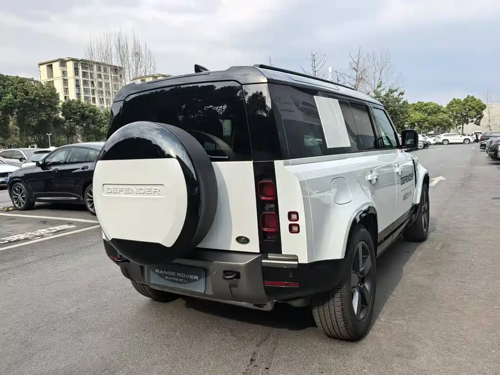 Land Rover Defender 2025
