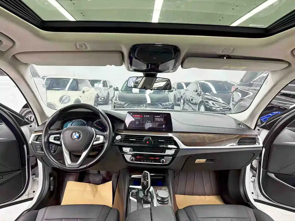 BMW 5 Series 2018 — фото 9
