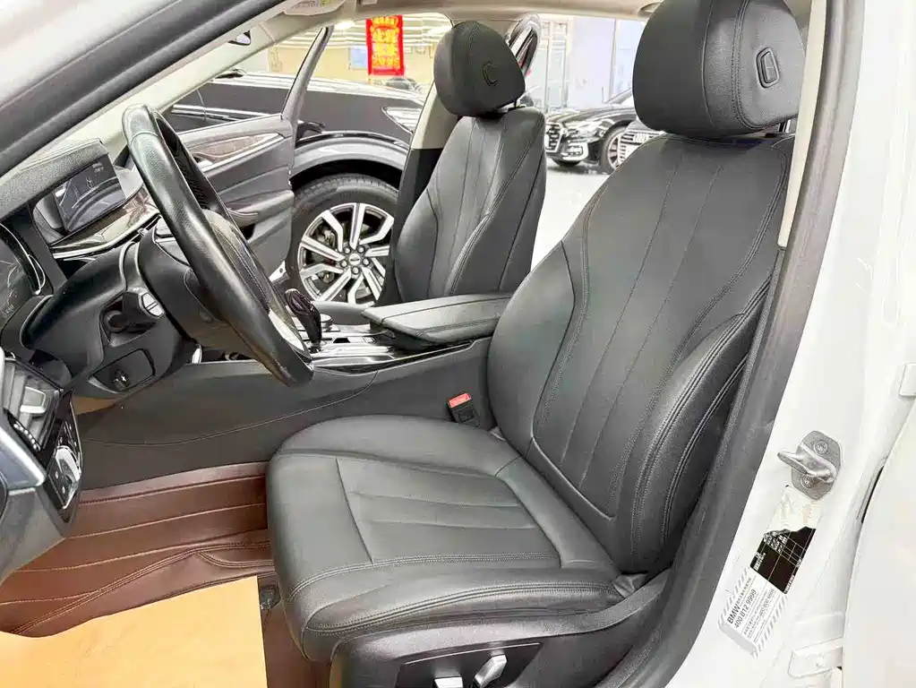 BMW 5 Series 2018 — фото 16
