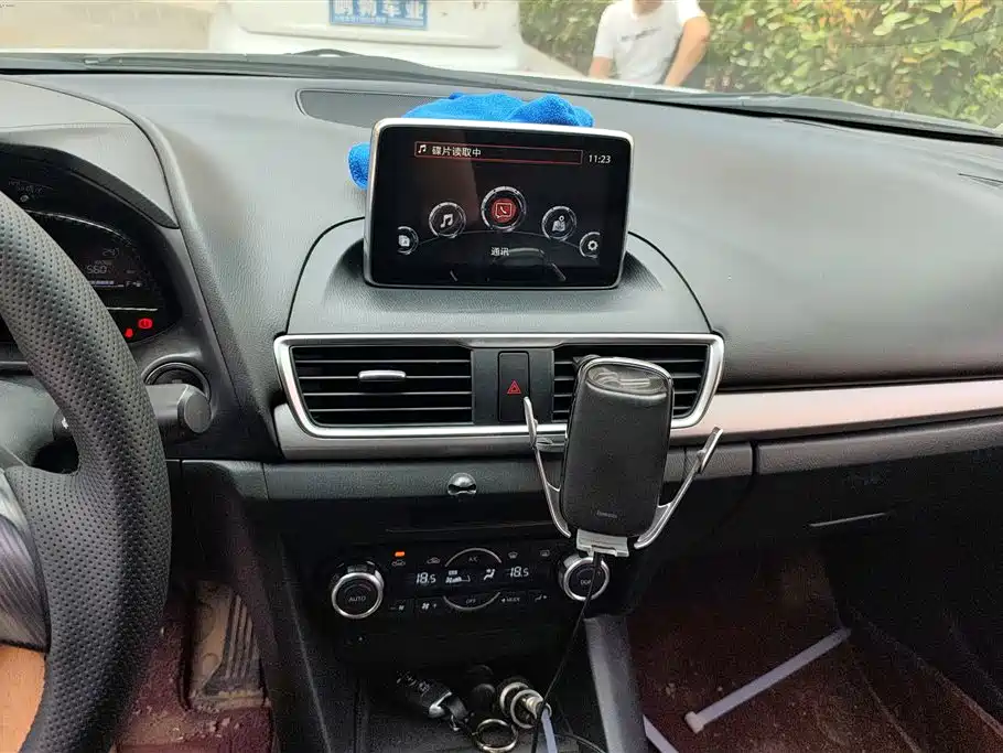 Mazda 3 Axela 2016 — фото 13