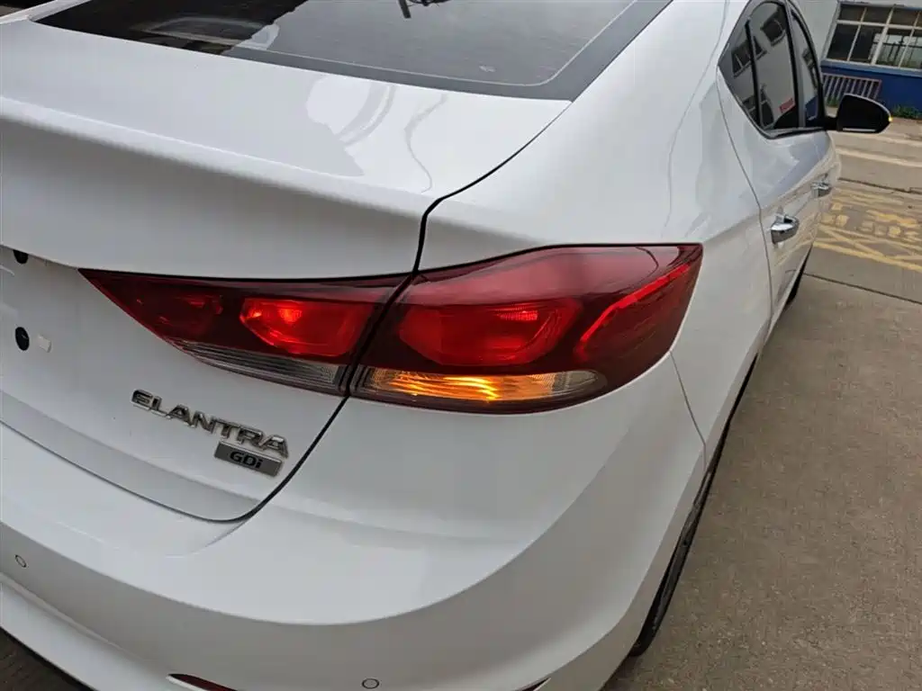Hyundai Elantra 2019 — фото 8