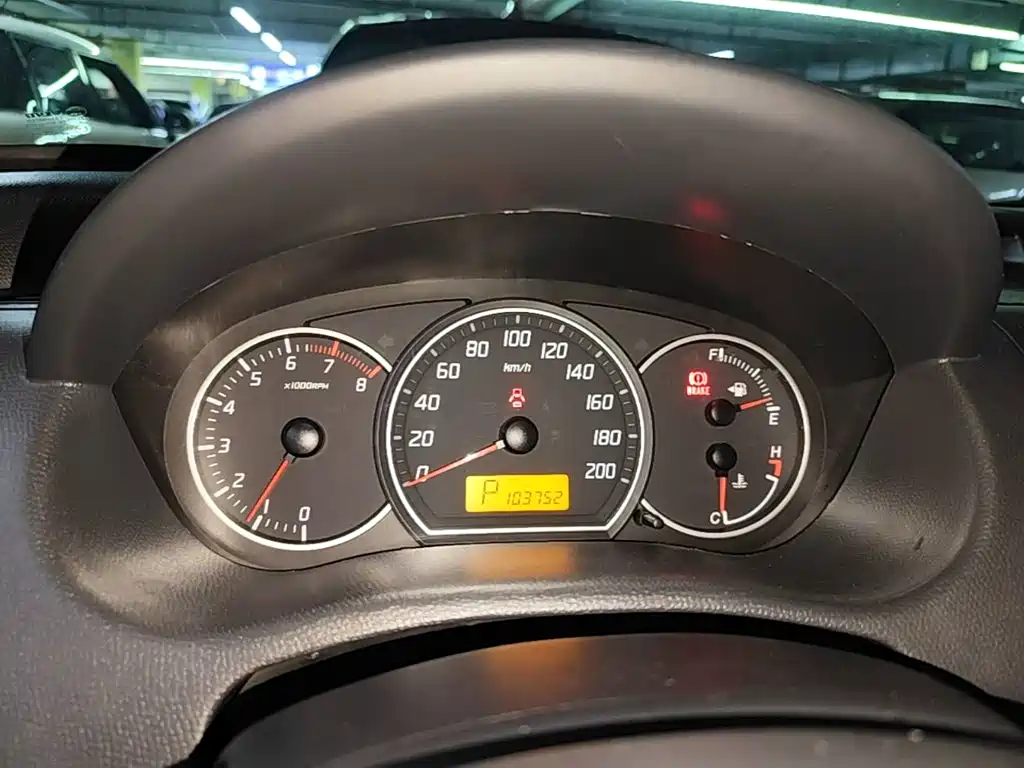 Suzuki Swift 2015 — фото 12