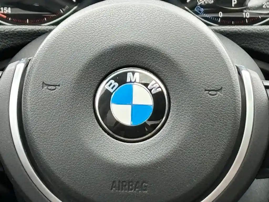 BMW 3 Series 2019 — фото 12