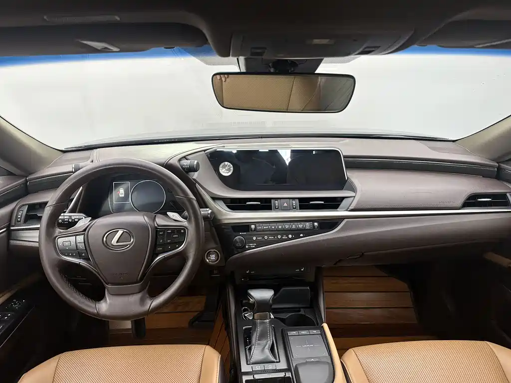 Lexus ES 2018 — фото 11