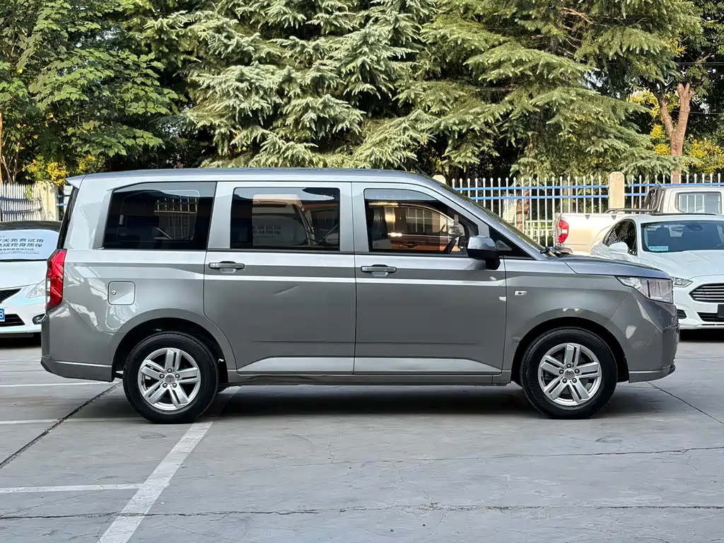Wuling Hongguang PLUS 2019 — фото 15