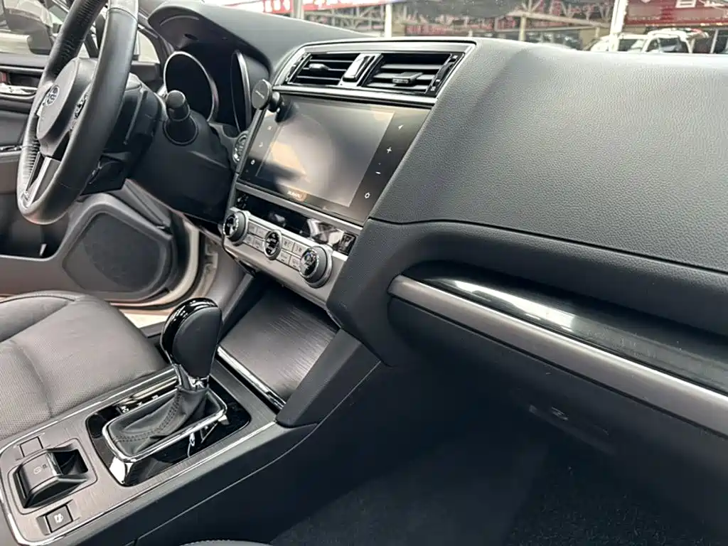 Subaru Legacy 2017 — фото 25