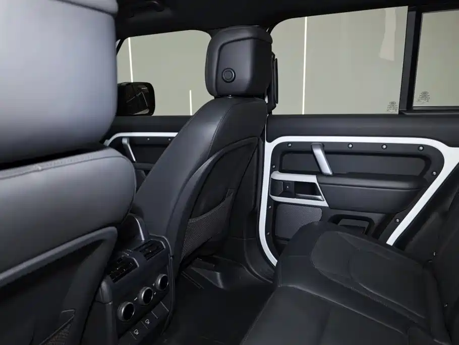 Land Rover Defender 2024 — фото 19