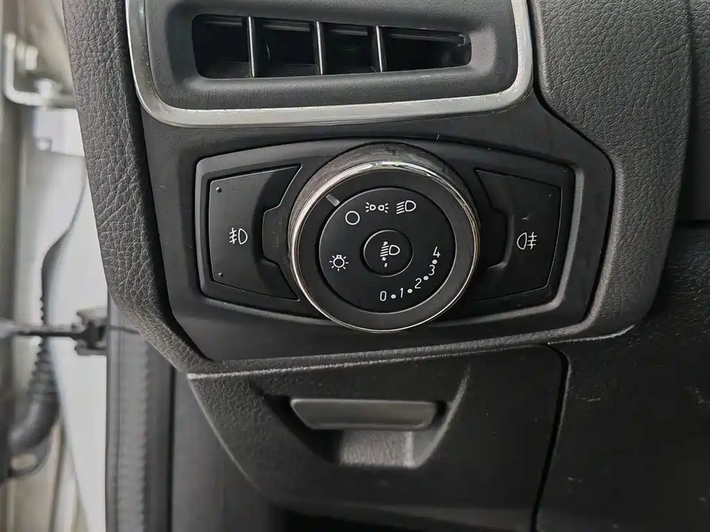 Ford Focus 2013 — фото 21