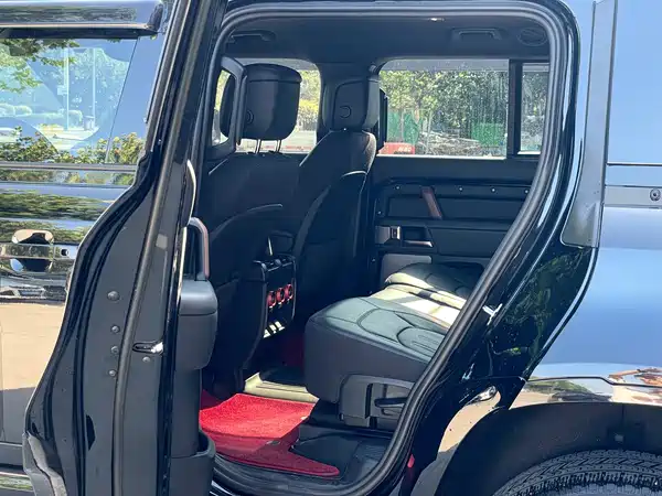 Land Rover Defender 2023