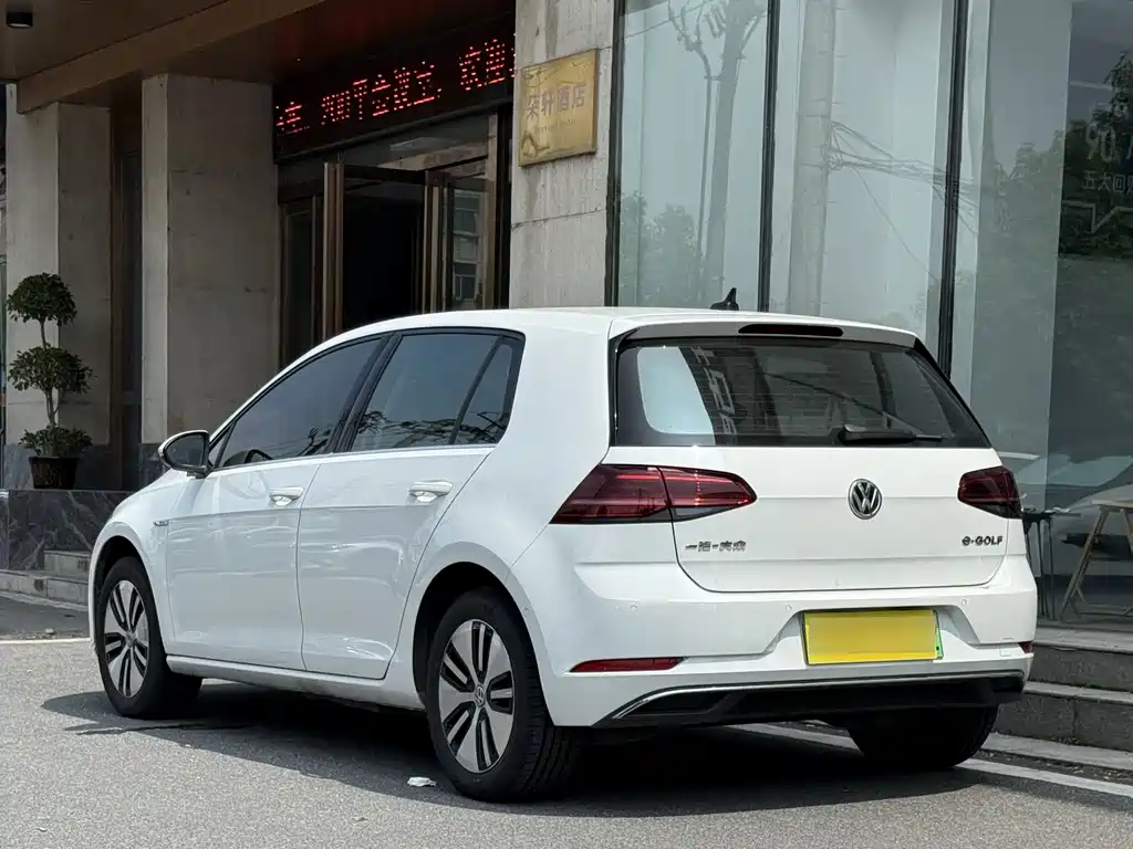 Volkswagen Golf EV 2020 — фото 4