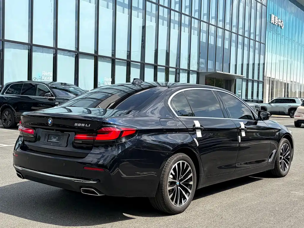BMW 5 Series 2022 — фото 18