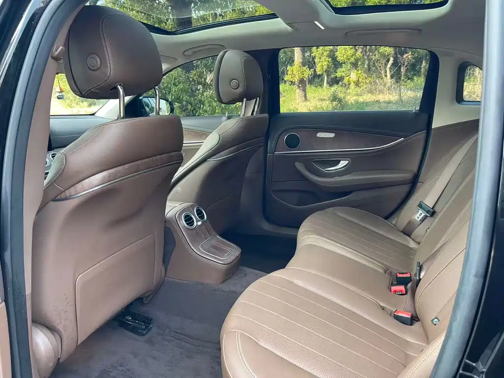 Mercedes-Benz E-Class 2023 — фото 10