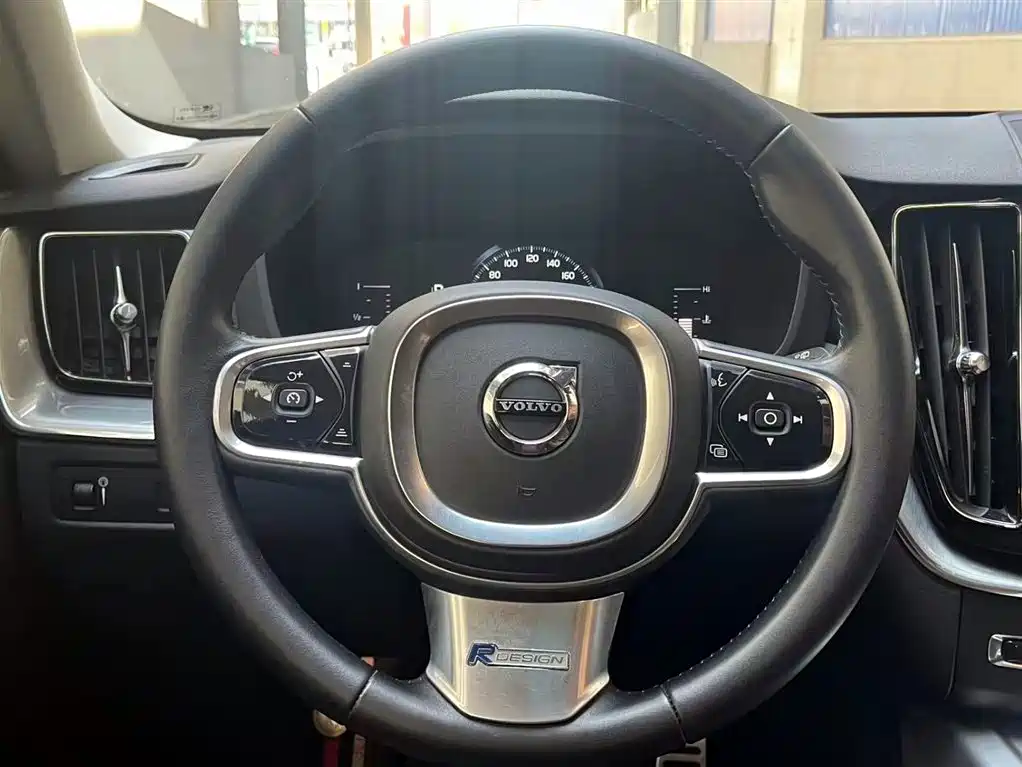 Volvo XC60 2018 — фото 13