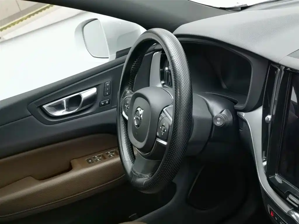 Volvo XC60 2021 — фото 22