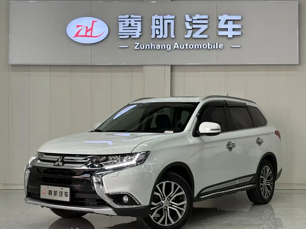 Mitsubishi Outlander 2017 — фото 1
