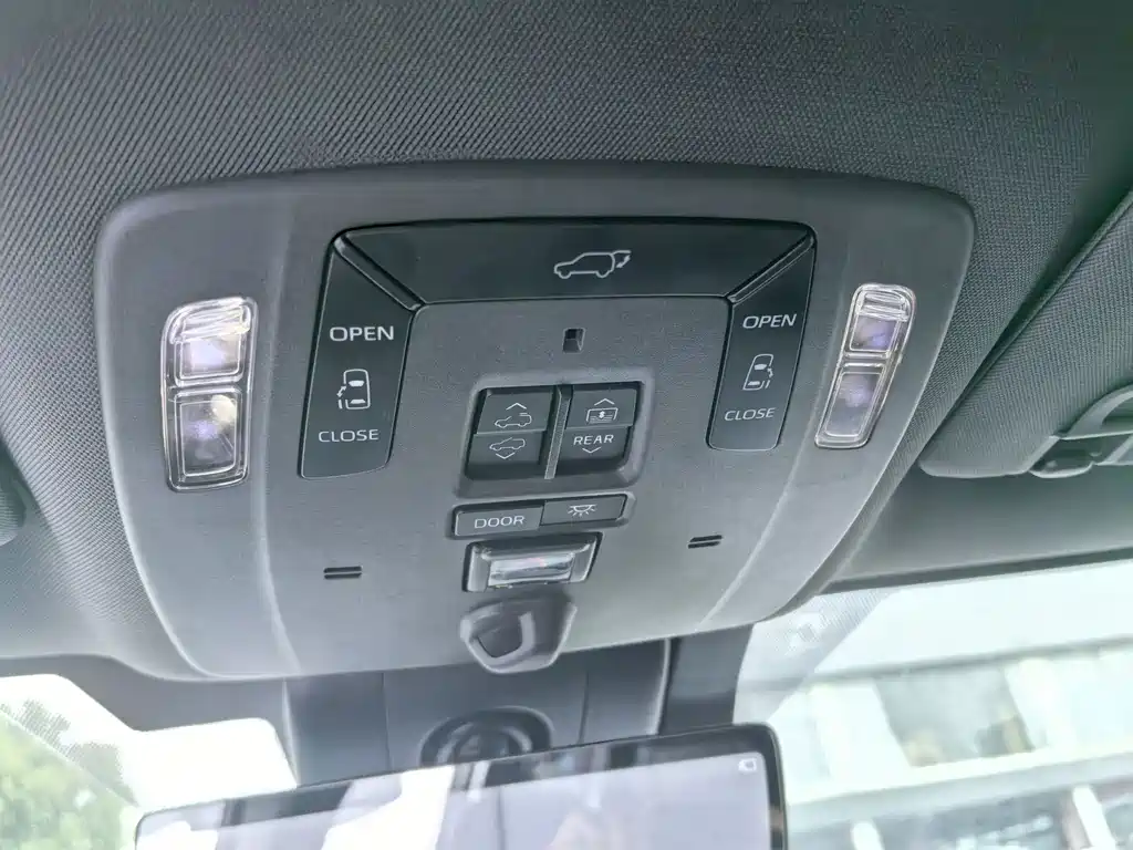 Toyota Sienna 2023 — фото 13