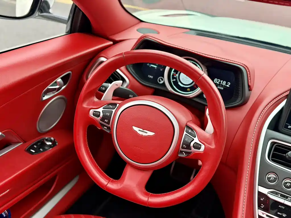 Aston Martin DB11 2019 — фото 15