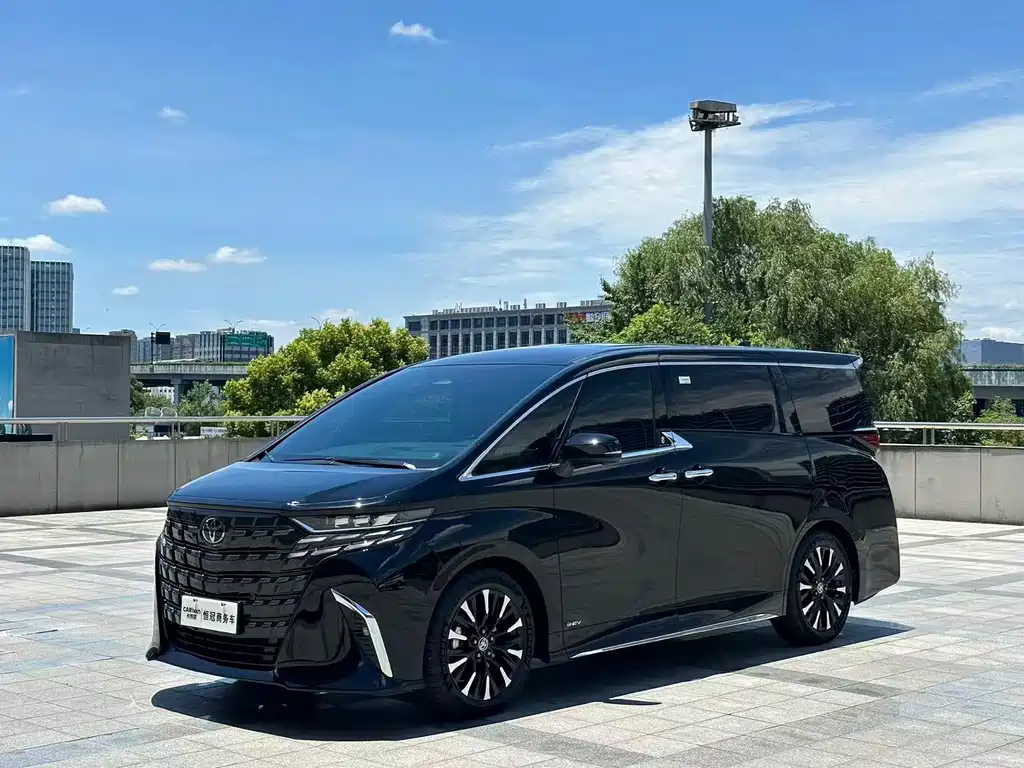 Toyota Alphard 2026 — фото 1